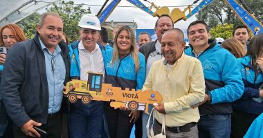 Gobernador Jorge Rey entrega nueva motoniveladora a Viotá para fortalecer vías terciarias