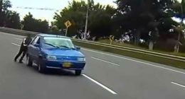 Imprudencia en la vía Bogotá–Girardot: empujaban carro en contravía en zona de alta velocidad