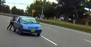 Imprudencia en la vía Bogotá–Girardot: empujaban carro en contravía en zona de alta velocidad
