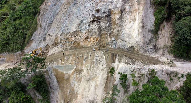 Paso provisional habilitado en la vía Pacho – La Palma tras colapso de talud en el sector La Arenera