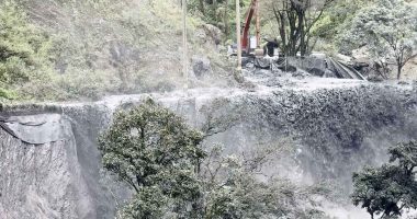 Vivienda colapsa en Quetame y cae al río Contador tras fuerte creciente