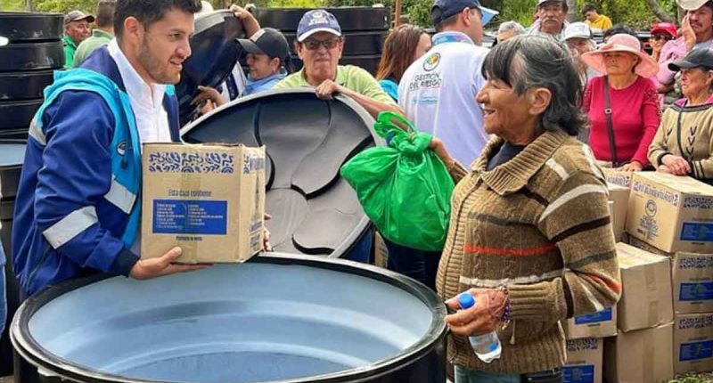 Gobernación de Cundinamarca entrega asistencia humanitaria a familias de Chipaque afectadas por deslizamiento