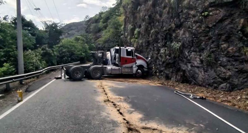 Cierre en la vía Bogotá–Melgar por volcamiento de vehículo de carga con GLP