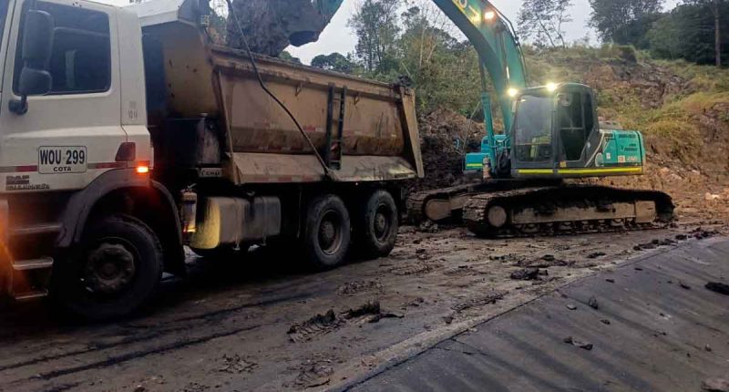 Gobernador Rey advierte que deslizamiento en la vía al Llano mantiene bloqueados los cuatro carriles