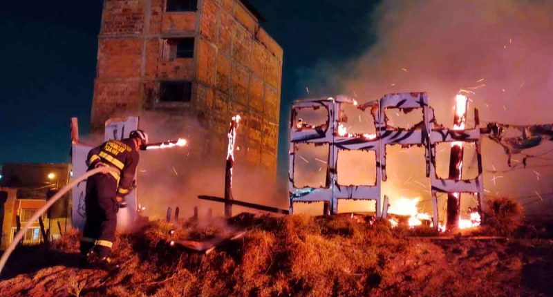 Bomberos de Soacha controlan quema indiscriminada en el barrio San Carlos