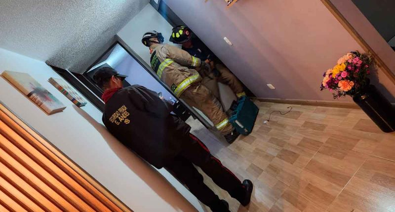 Bomberos Oficiales Soacha atendieron emergencia por apertura de vivienda en Hogares