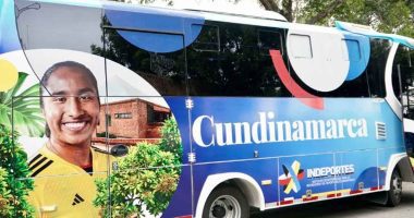 Cundinamarca fortalece el deporte con entrega de buses para apoyar a jóvenes talentos