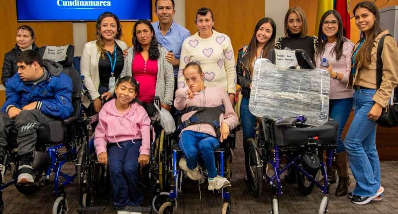 Entregan 450 ayudas técnicas a personas con discapacidad física en Cundinamarca