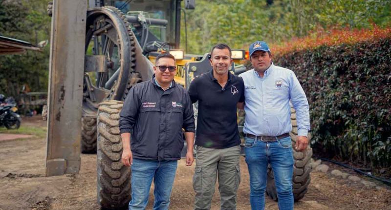 Gobernador Jorge Rey en Machetá junto al alcalde entregando maquinaria amarilla