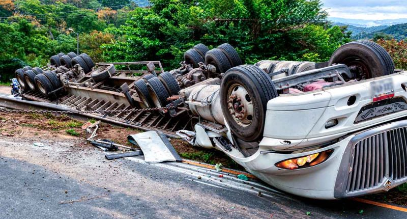 Vía Bogotá-Girardot: cierre parcial por volcamiento de tractocamión