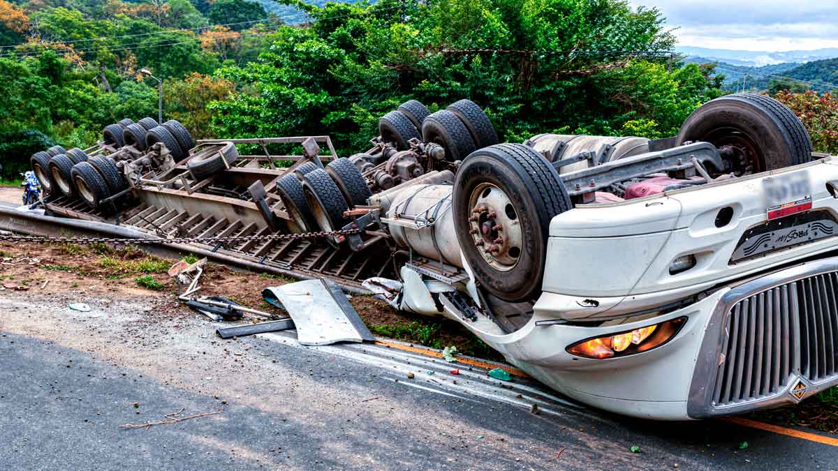 Vía Bogotá-Girardot: cierre parcial por volcamiento de tractocamión