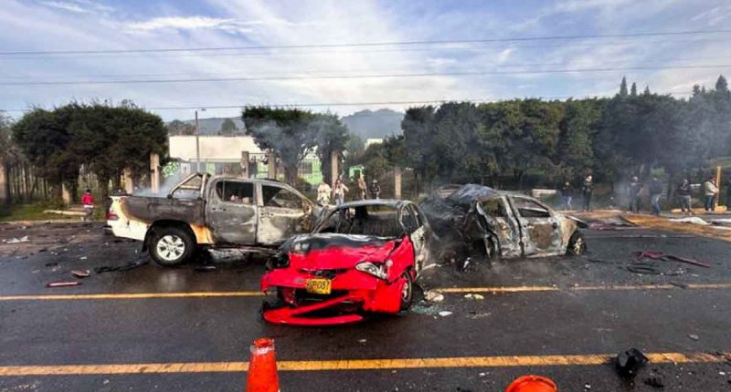 Organismos de socorro atendiendo el accidente en la vía Zipaquirá-Ubaté a la altura del peaje.