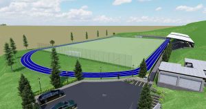 Maquinaria y operarios trabajando en la adecuación de la grama y graderías del estadio municipal de Tausa.