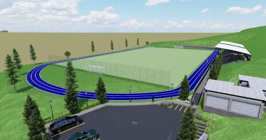 Maquinaria y operarios trabajando en la adecuación de la grama y graderías del estadio municipal de Tausa.