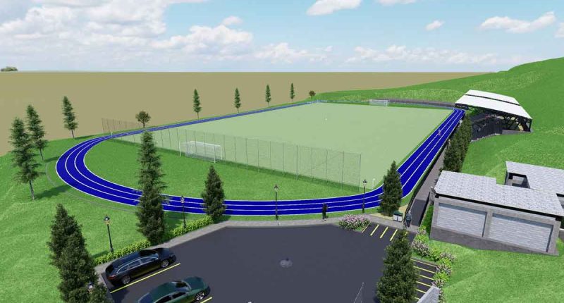 Maquinaria y operarios trabajando en la adecuación de la grama y graderías del estadio municipal de Tausa.