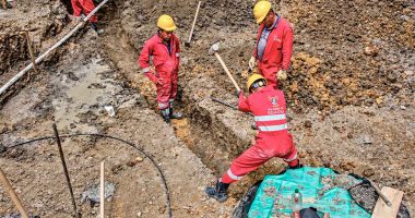 Maquinaria de pavimentación trabajando en la recuperación de la malla vial de Soacha en el barrio Olivos.