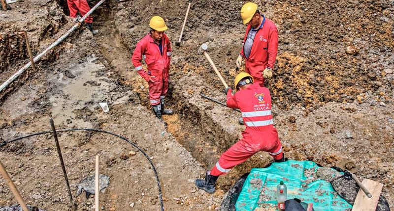 Maquinaria de pavimentación trabajando en la recuperación de la malla vial de Soacha en el barrio Olivos.
