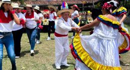Funcionarios y personas mayores participando en actividades recreativas de la campaña Dona tu Tiempo en Cundinamarca.