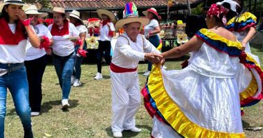 Funcionarios y personas mayores participando en actividades recreativas de la campaña Dona tu Tiempo en Cundinamarca.