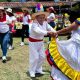 Funcionarios y personas mayores participando en actividades recreativas de la campaña Dona tu Tiempo en Cundinamarca.