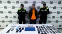 Uniformados de la Policía de Soacha inspeccionando celulares recuperados en un operativo contra la receptación.