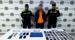 Uniformados de la Policía de Soacha inspeccionando celulares recuperados en un operativo contra la receptación.
