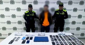 Uniformados de la Policía de Soacha inspeccionando celulares recuperados en un operativo contra la receptación.