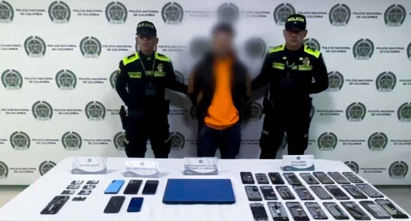 Uniformados de la Policía de Soacha inspeccionando celulares recuperados en un operativo contra la receptación.