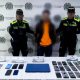 Uniformados de la Policía de Soacha inspeccionando celulares recuperados en un operativo contra la receptación.