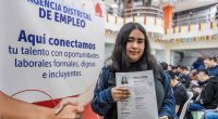 Ciudadanos asistiendo a la convocatoria de empleo en Bogotá de la estrategia Talento Capital en el Centro Internacional.