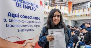 Ciudadanos asistiendo a la convocatoria de empleo en Bogotá de la estrategia Talento Capital en el Centro Internacional.