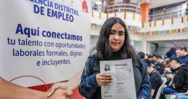 Ciudadanos asistiendo a la convocatoria de empleo en Bogotá de la estrategia Talento Capital en el Centro Internacional.