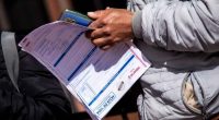 Ciudadanos entregando hojas de vida en la feria de empleo Talento Capital en Chapinero.