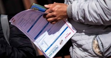 Ciudadanos entregando hojas de vida en la feria de empleo Talento Capital en Chapinero.