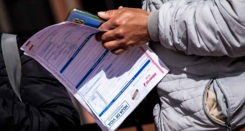 Ciudadanos entregando hojas de vida en la feria de empleo Talento Capital en Chapinero.