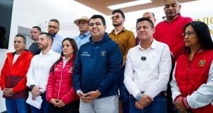 Funcionarios de la Alcaldía de Soacha brindando información sobre los descuentos en el impuesto predial en Soacha.