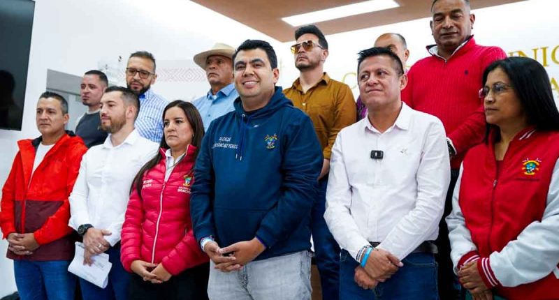 Funcionarios de la Alcaldía de Soacha brindando información sobre los descuentos en el impuesto predial en Soacha.