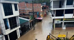 Maquinaria de Gestión del Riesgo atendiendo emergencias por lluvias en Cundinamarca y remoción de material en vías.