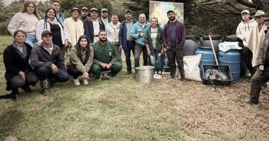 Productores de Suesca recibiendo sistemas de lombricultura y biofábricas para la conservación del suelo y el agua.