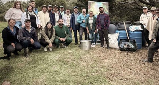 Productores de Suesca recibiendo sistemas de lombricultura y biofábricas para la conservación del suelo y el agua.