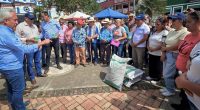 Productores de caña en Quipile recibiendo bultos de insumos para mejorar la producción de panela en Cundinamarca.