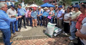 Productores de caña en Quipile recibiendo bultos de insumos para mejorar la producción de panela en Cundinamarca.