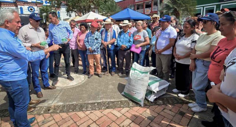 Productores de caña en Quipile recibiendo bultos de insumos para mejorar la producción de panela en Cundinamarca.