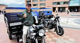 Entrega de motocargueros a asociaciones agropecuarias para el transporte de alimentos escolares en Cundinamarca.