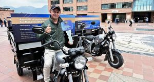 Entrega de motocargueros a asociaciones agropecuarias para el transporte de alimentos escolares en Cundinamarca.