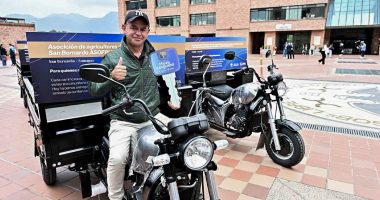 Entrega de motocargueros a asociaciones agropecuarias para el transporte de alimentos escolares en Cundinamarca.