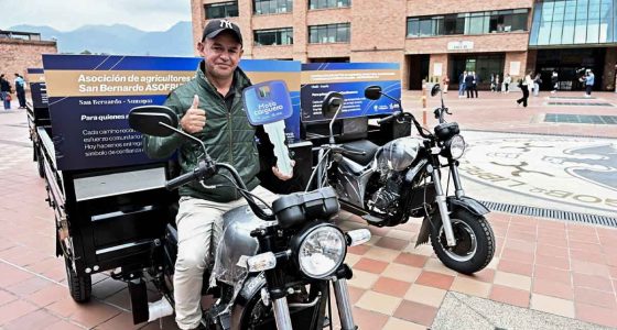 Entrega de motocargueros a asociaciones agropecuarias para el transporte de alimentos escolares en Cundinamarca.