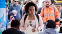 Ciudadanos asistiendo a la feria de empleo de la Gobernación de Cundinamarca en la Plazoleta de la Paz.