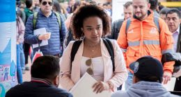 Ciudadanos asistiendo a la feria de empleo de la Gobernación de Cundinamarca en la Plazoleta de la Paz.