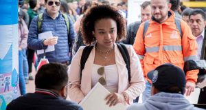 Ciudadanos asistiendo a la feria de empleo de la Gobernación de Cundinamarca en la Plazoleta de la Paz.
